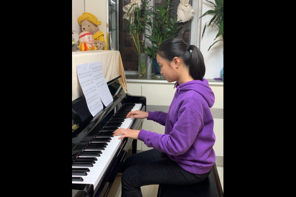 高年級參加者用鋼琴彈奏一曲