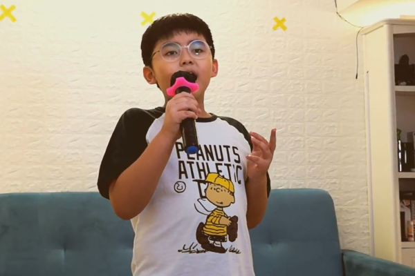 高年級參加者高歌一曲