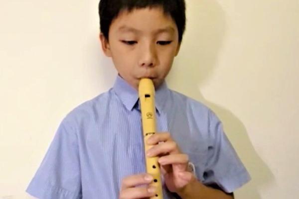 高年級參加者用牧童笛吹奏一曲