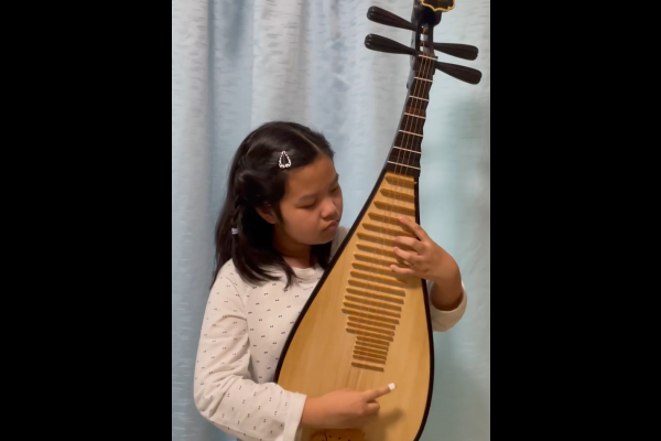 高年級參加者用琵琶彈奏一曲