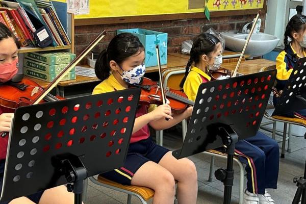 學員在課堂認真投入進行練習