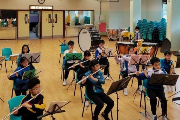 團員在課堂上認真投入地練習