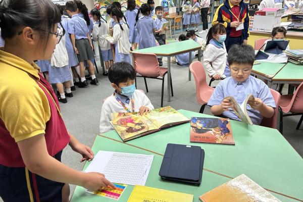 音樂小跳豆在午膳小息圖書館活動中負責 閱讀攤位