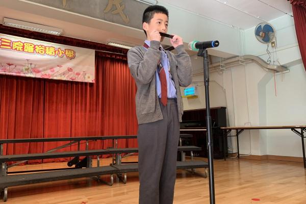 高年級參加者作口琴演出