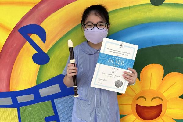 梁愷彤同學 (高音直笛獨奏)