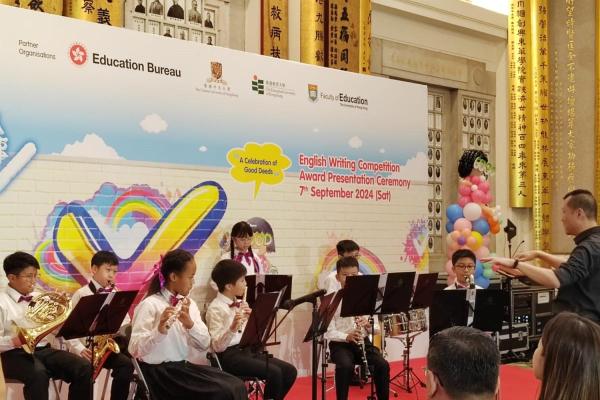 團員在「好人好事英文寫作比賽 2024-25頒獎典禮」演出