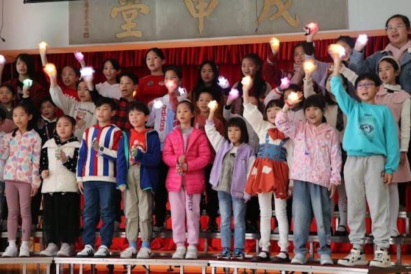 團員在「聖誕聯歡會」演出