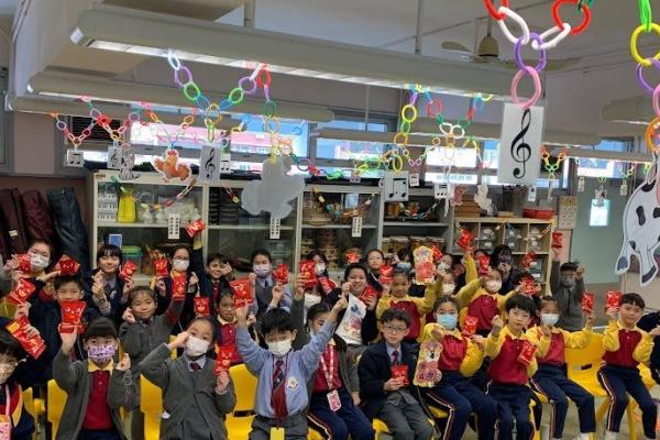 老師和團員互相慶賀農曆新年