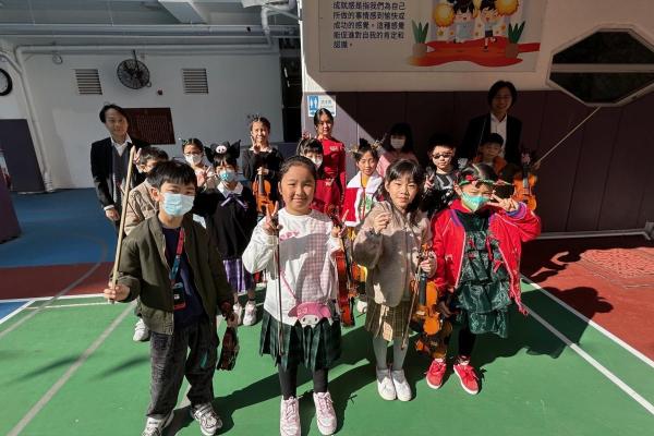 學員在「聖誕聯歡會」大合照