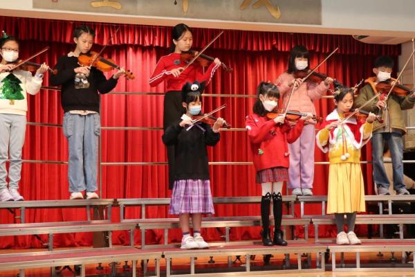 學員在「聖誕聯歡會」演出